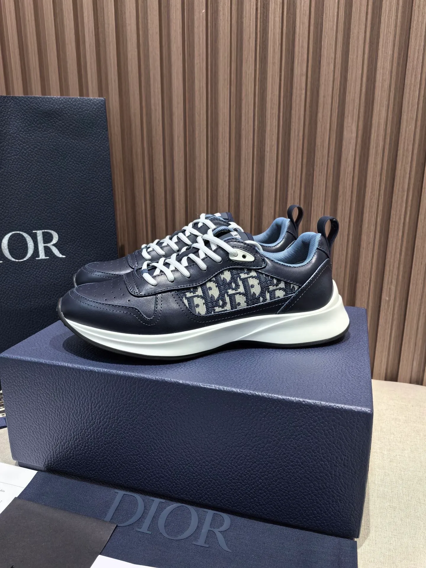 Factory price: 440💰 🔍Top purchasing agent🇮🇹 Dior's super-popular sports shoes, popular for street men, are synchronized with the new product counters. The uppers are made of Italian original imported cowhide and matched with D's customized fabrics. It is a must-have for fashionistas. The complex craftsmanship is perfectly reproduced. Imported soft cowhide foot pads, soles: original soles specially provided by the original factory, exclusive movable molded soles are super comfortable, original factory follow-up goods, 🔍🔍high quality, you can enter and exit the counter at will, welcome to compare, code number 38-45 (46 can be customized and cannot be returned or exchanged)